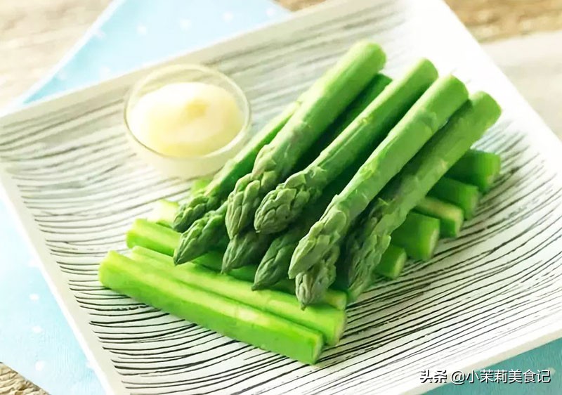 买芦笋是大的好还是小的好,买芦笋时选白色的还是绿色的