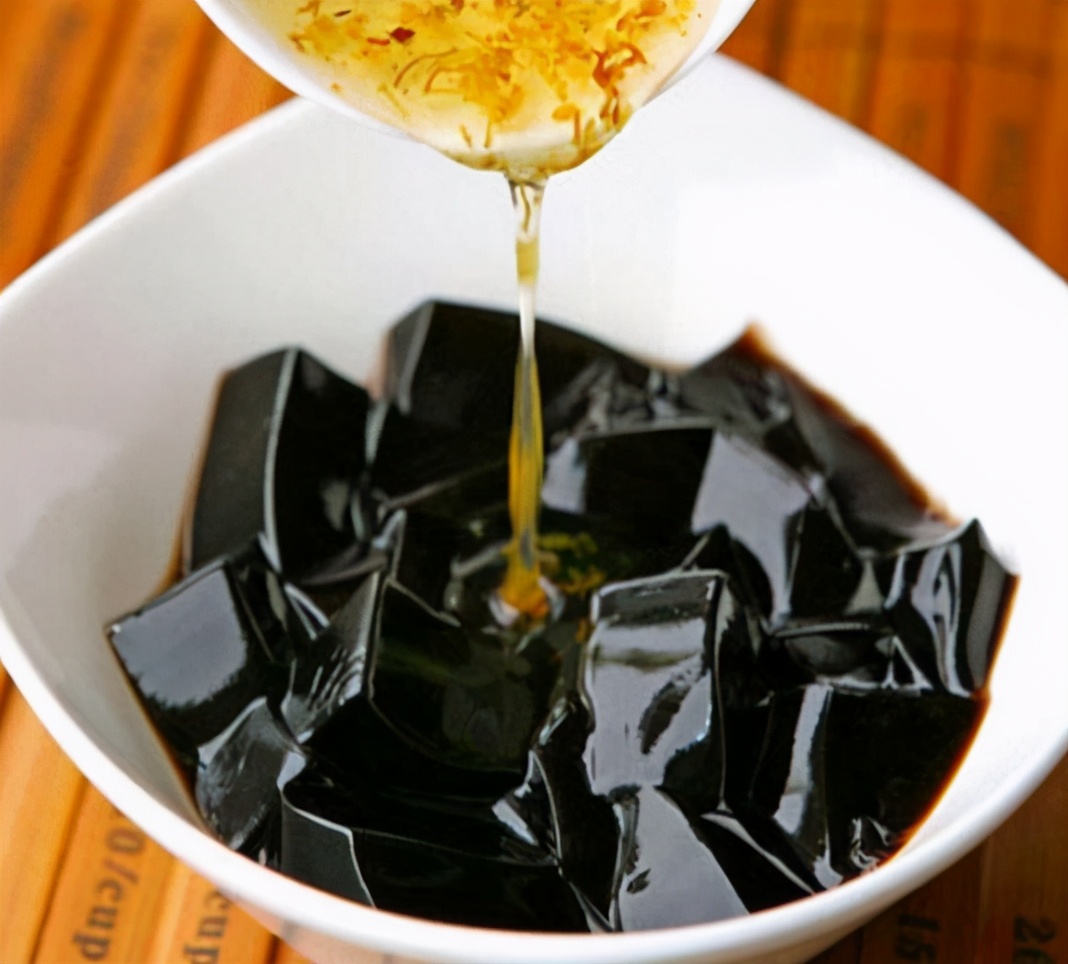 老婆饼里没“老婆”，煲仔饭里没有“仔”，但龟苓膏却真有“龟”