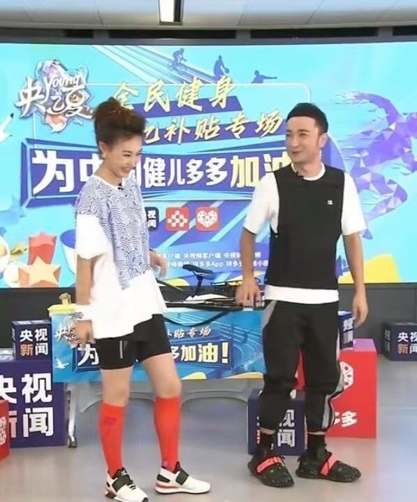 李梓萌央视脸,李梓萌新闻联播造型