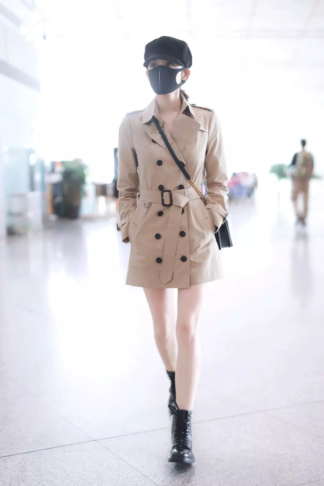 一点也不热,酷妹的马丁靴里都有空调