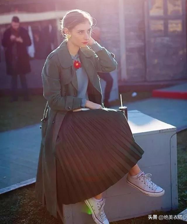 百褶裙的夏天穿搭方法,秋季百褶裙的穿搭方法长款