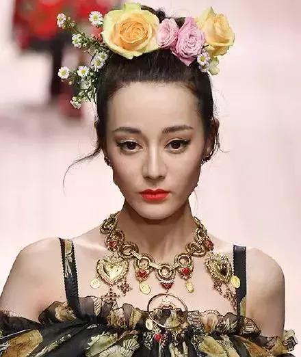 迪丽热巴变大妈,迪丽热巴美貌惊艳众人近期