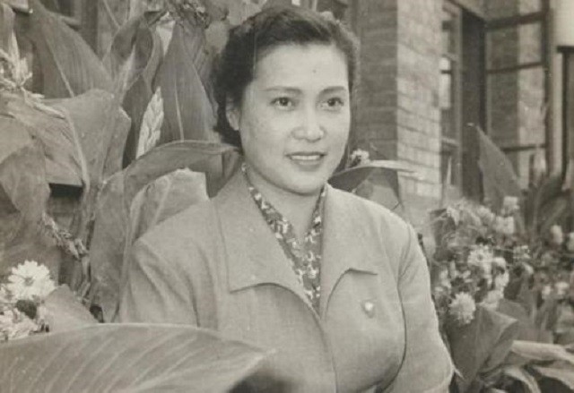 秦怡：婚姻不幸儿子残疾，她照顾爱子近40年，如今百岁依旧优雅