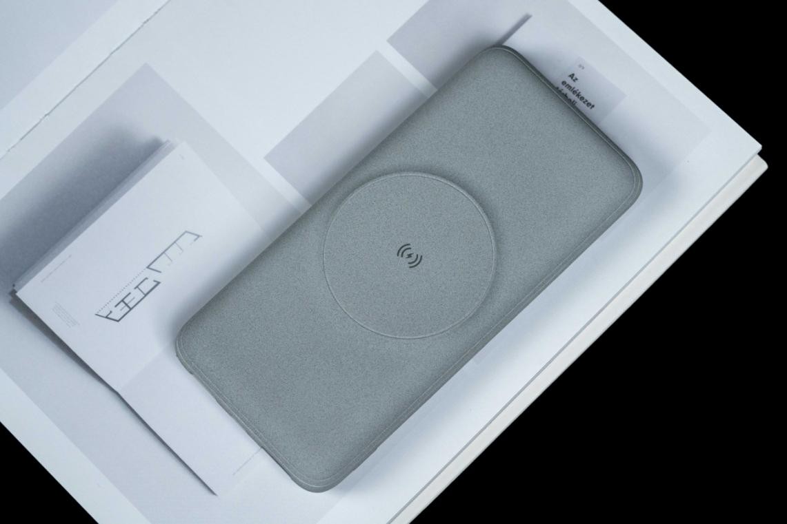 iphone12promax充电宝快充,iphone12pro磁吸无线充电宝评测