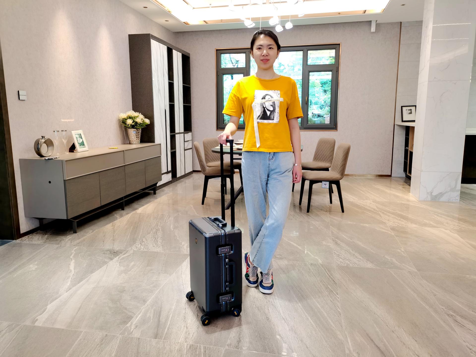 罗永浩地平线8号卖多少,罗永浩直播间旅行箱