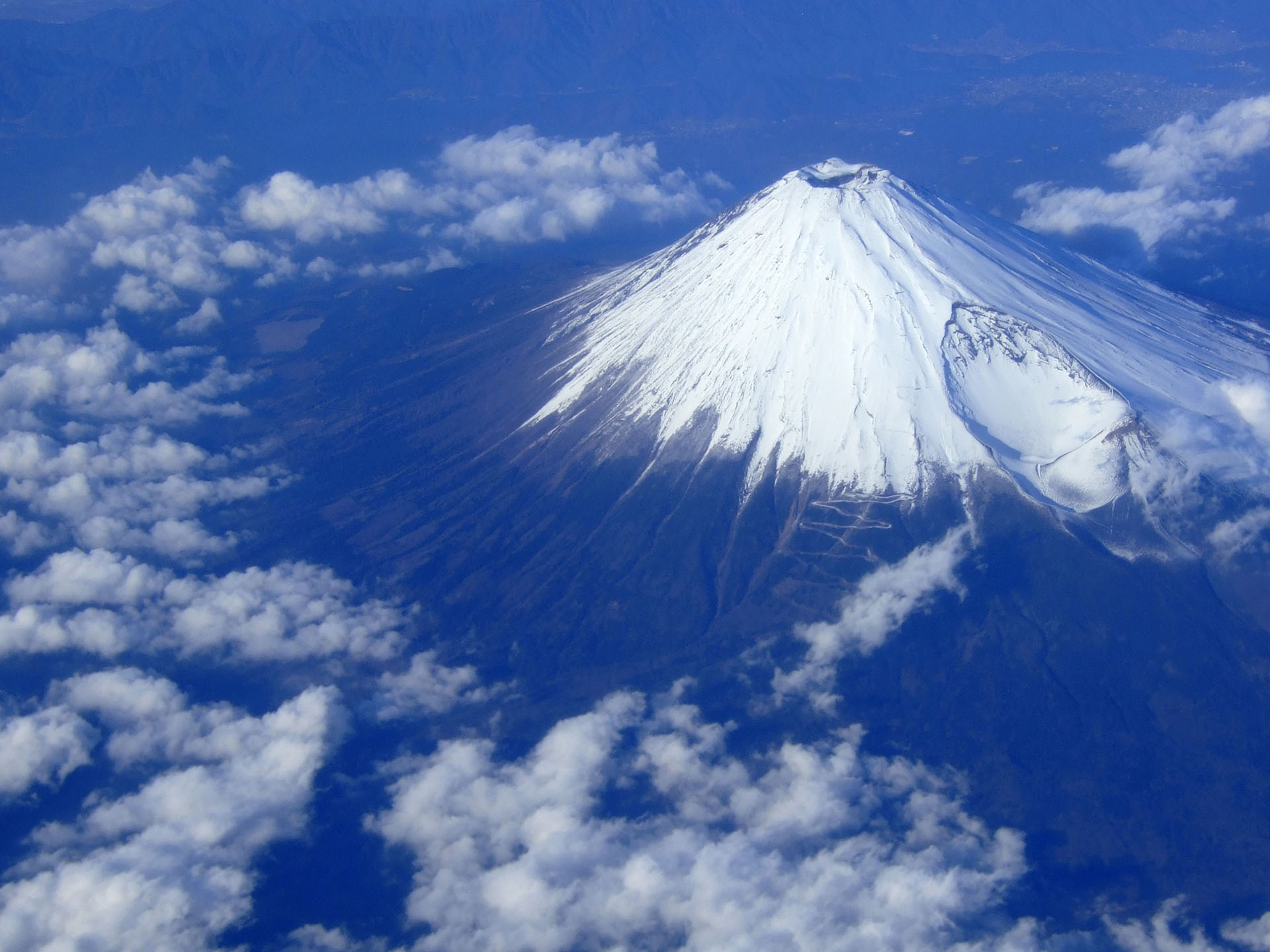 富士山是一座孤独的层状火山吗,富士山火山带和哪座连着