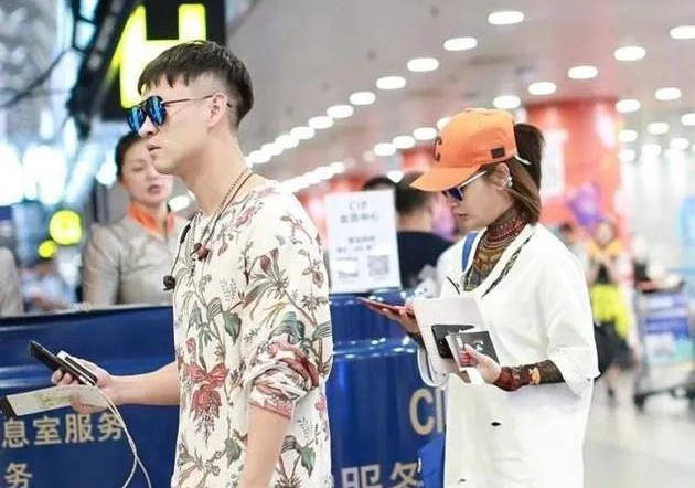 曹云金与富婆女友疑分手?前妻孕期出轨,相声馆倒闭事业爱情全完?