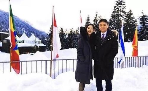 章泽天银色外套,章泽天戴帽子粉色衣服