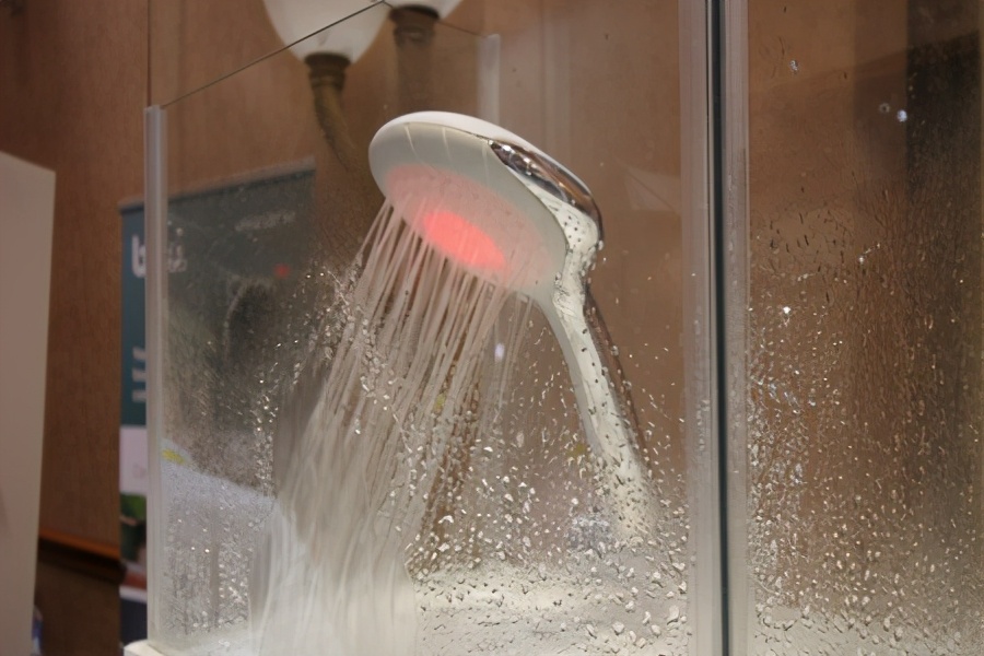 女性经期可以洗澡洗头发吗,经期可以用艾草水洗澡吗