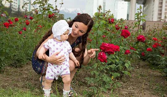 宝宝老玩自己手脚,三周宝宝总是自己玩正常吗