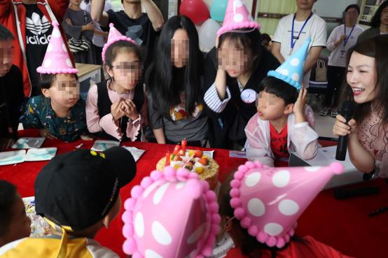 让快乐陪伴成长之路杭州华研白癜风病医院为儿童患者过生日