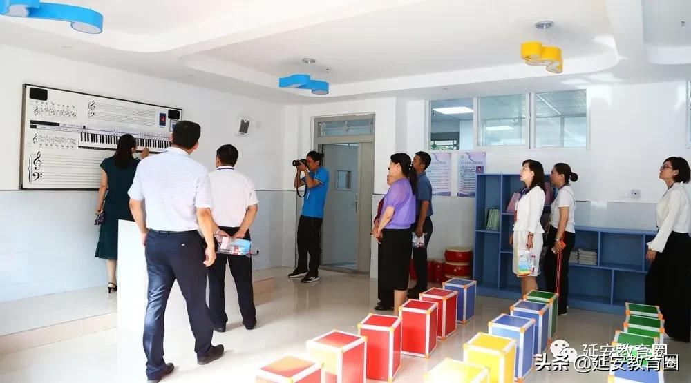 这个新扩建的学校太气派了,前来视察的领导赞不绝口