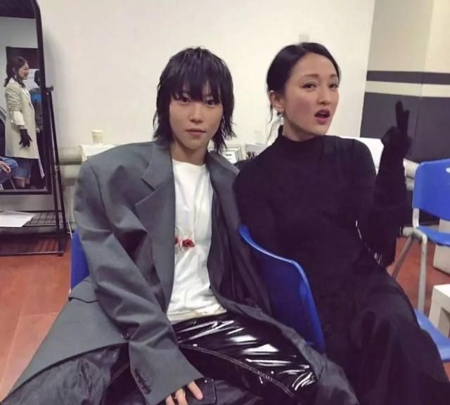 周迅窦靖童同框亲密互动合集,44岁周迅背米奇包