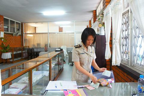 泰国最特色按摩，由女犯人提供服务，游客：挺不错的