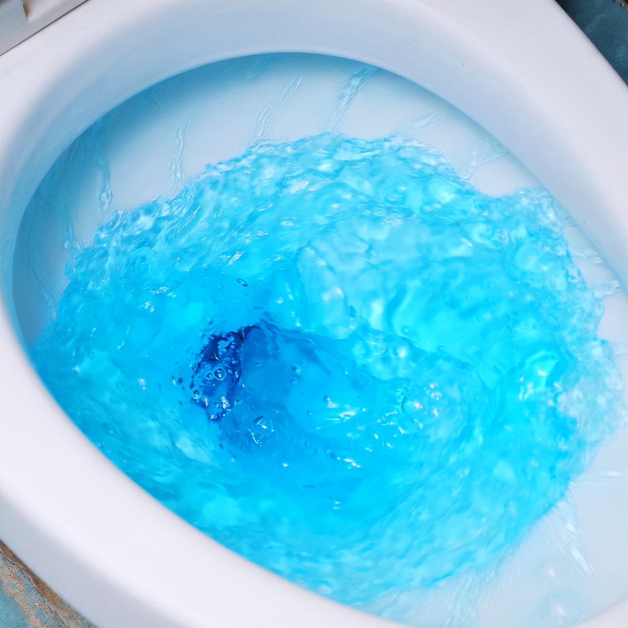 蓝泡泡洁厕灵对马桶水箱有害吗,卫生间一个月用十几吨水正常吗