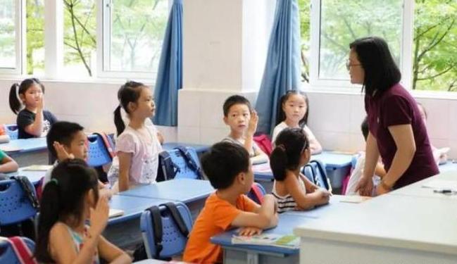 上海一女孩上学太磨蹭,上海上学迟到磨叽的小朋友