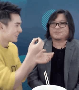 李佳琦给高晓松涂了口红，“美”得不像话？！不过牙齿是真的白