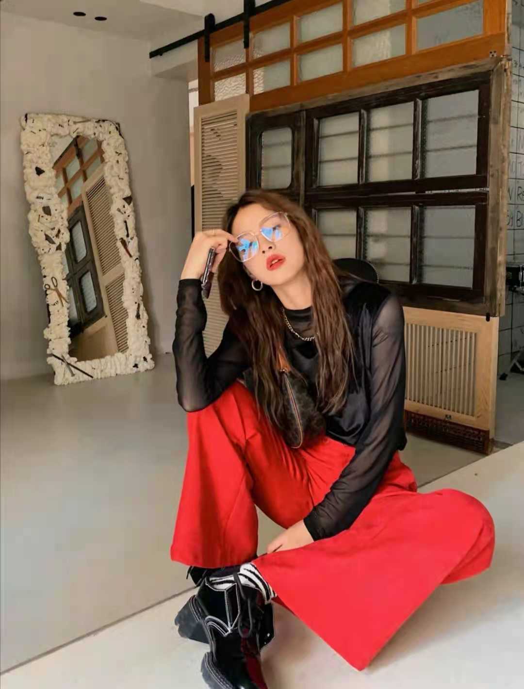 红色连体裤阔腿裤怎么搭配上衣,红色阔腿裤配什么颜色上衣好看