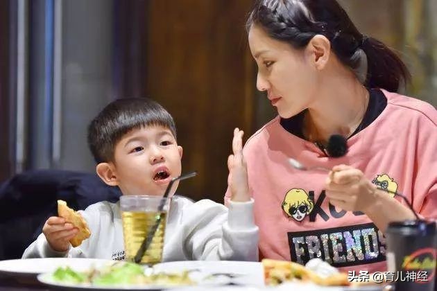 胡可成功的秘诀就是示弱,胡可育儿套路大揭秘