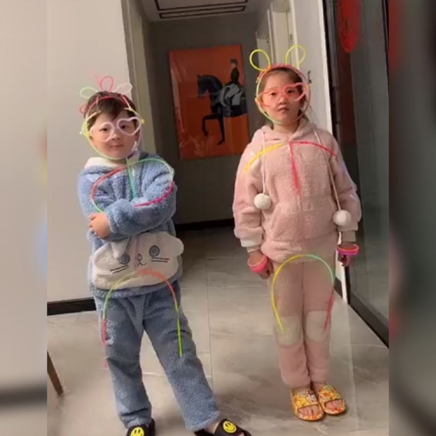 用荧光棒关灯跳舞小女孩踢小狗,荧光棒挂身上关灯跳舞的小孩