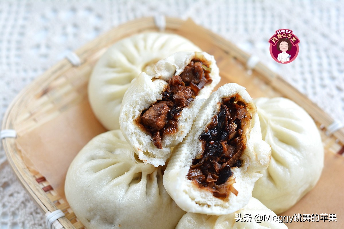 春天必吃的春笋酱肉包子，一锅16个全进肚了，抹抹嘴还没解馋