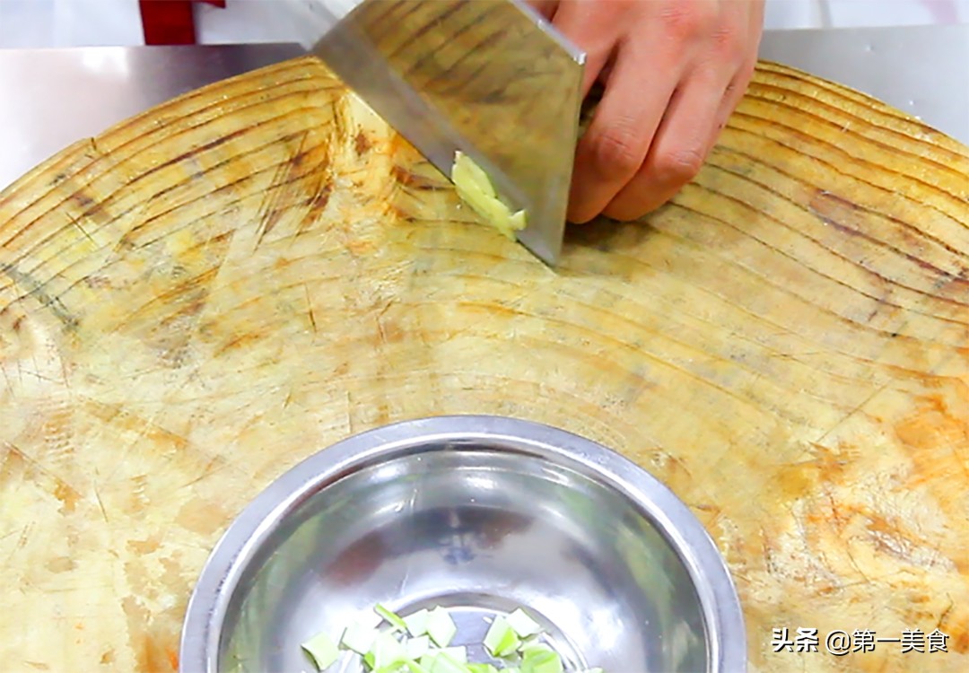 孜然羊肉要怎么做才不膻才好吃,孜然羊肉不滑油的做法