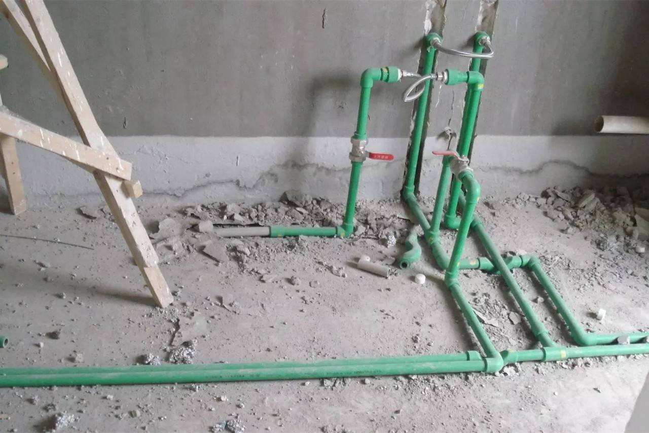 装修水管走顶还是走地,装修水管是走地还是走顶