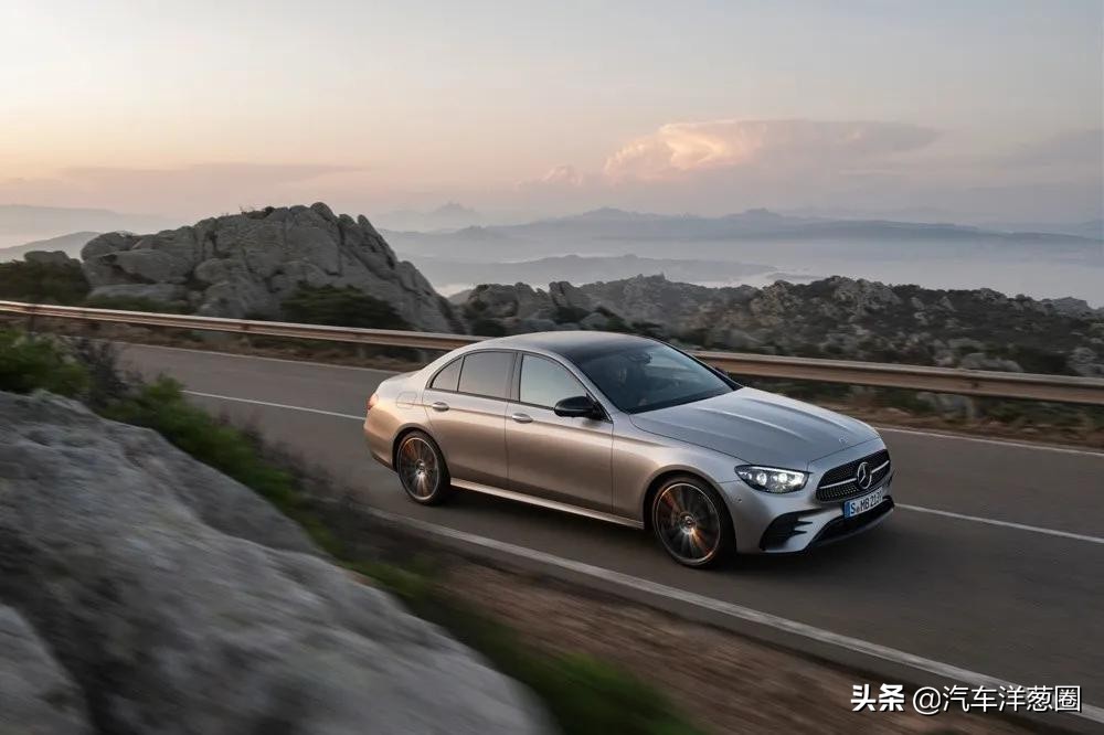 宝马发布全新车标,宝马蓝天白云标改黑白标