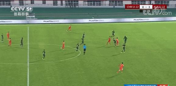 恒大国脚被打回原形！连续2次射门直冲看台球迷：赶紧解散吧