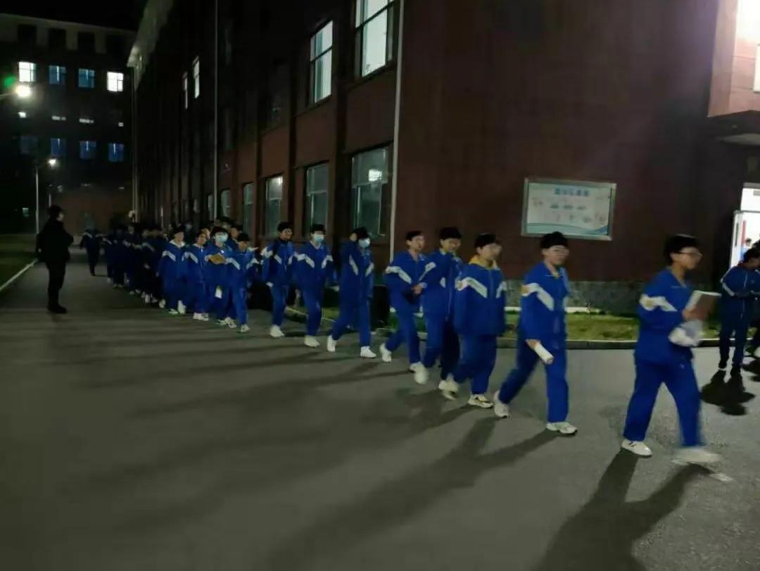 晚自习同学们在争分夺秒的学习,自习课上同学们都在埋头复习