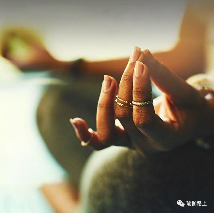 练习瑜伽要听老师的话,瑜伽带给你的是平静和专注