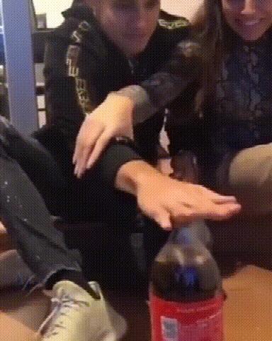 皇马队宠接班人终于和绯闻女友官宣,最爱的就是整蛊女友