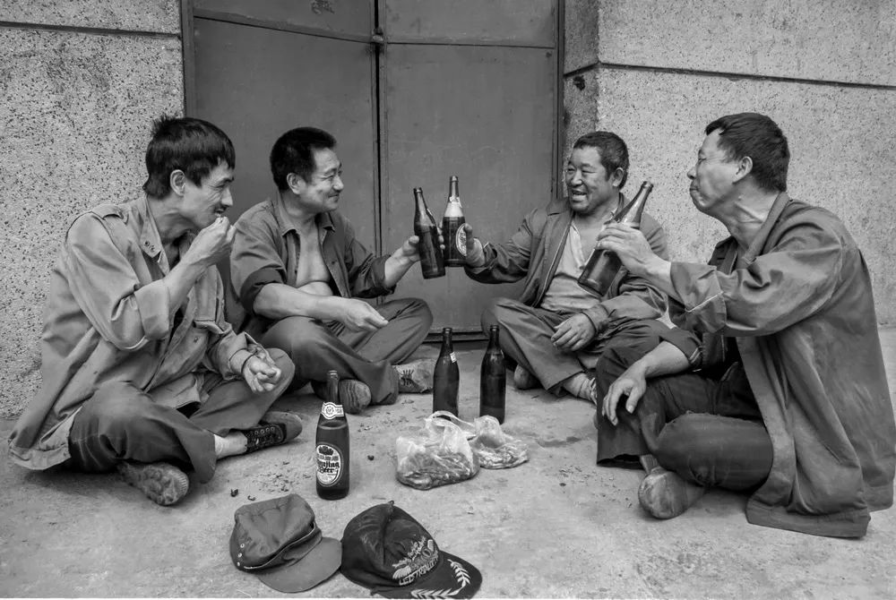 濂虫憚褰卞笀鍚村己涓汉鐓х墖,濂虫憚褰卞笀鍚村己