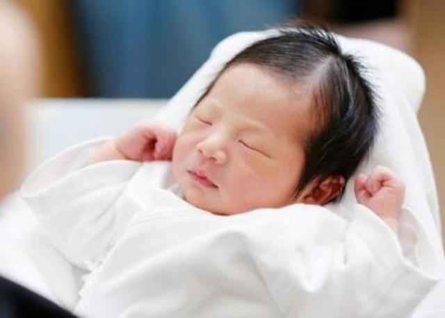 宝宝头发稀少原因及解决方法,头发有的地方浓密有的地方稀疏