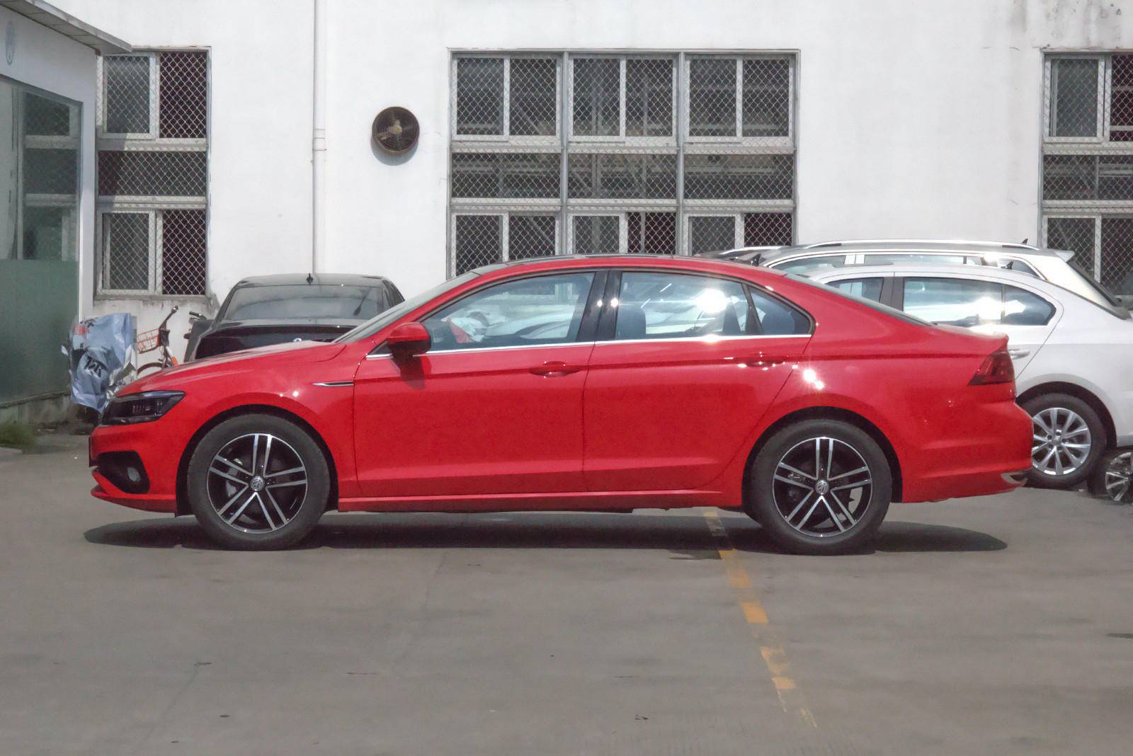 凌渡凭什么卖14万还畅销？带T油耗才5.5L，尾门竟暗示了高尔夫8