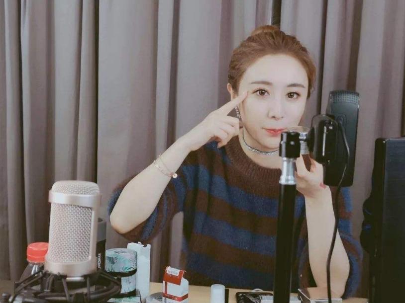 兰蔻黑天鹅睫毛膏压睫毛,cpb睫毛膏和兰蔻睫毛膏哪个好用