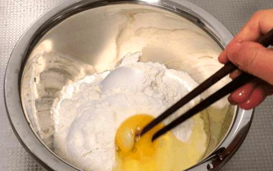 一碗面粉两个鸡蛋香甜又酥脆,面粉鸡蛋简单早餐10分钟搞定