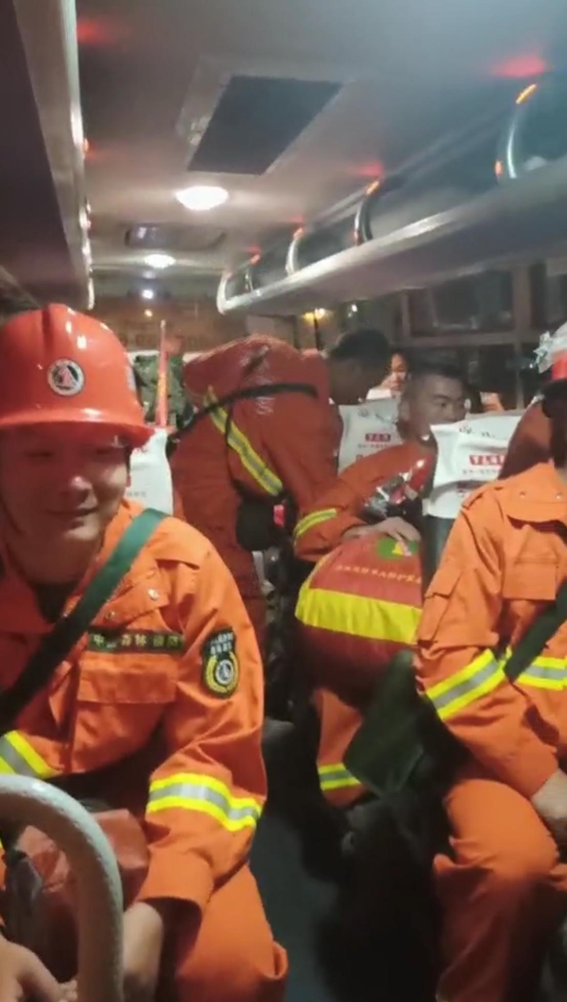 凉山大火幸存消防员再次救火,凉山木里大火幸存队员回营