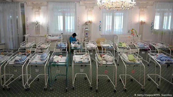 张恒长文冲上热搜，郑爽疑似代孕被曝光：女性的作用只有生育？