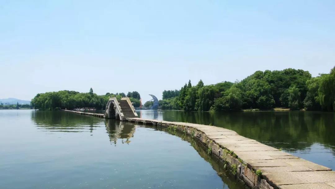 鲁迅笔下的鲁镇是什么样的地方,鲁迅小说中的鲁镇是个怎样的地方