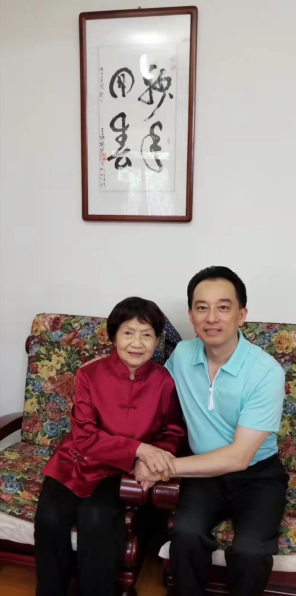 刘晓鸿博士看望恩师九十岁国医大师李业甫、师母白效曼夫妇