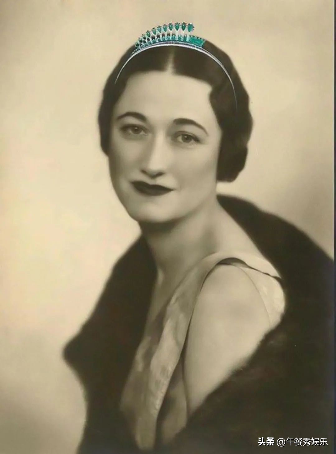 她是被英王室赶出宫的骨感美人，特爱皇家蓝，连婚纱都选择蓝色的