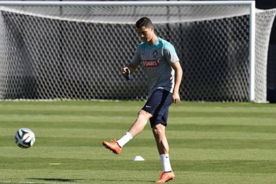 足球基本功必练15个动作,足球基本训练20个基本动作图解