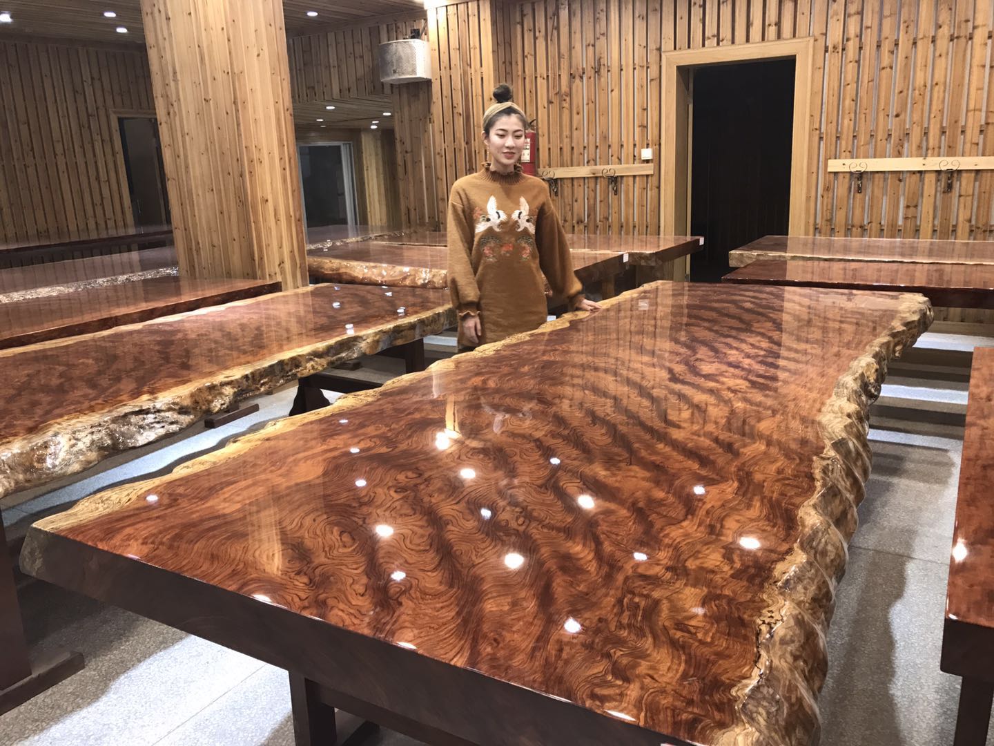 成都土豪50岁娶媳妇，聘礼给70吨，整整5卡车，漂洋过海太浩大