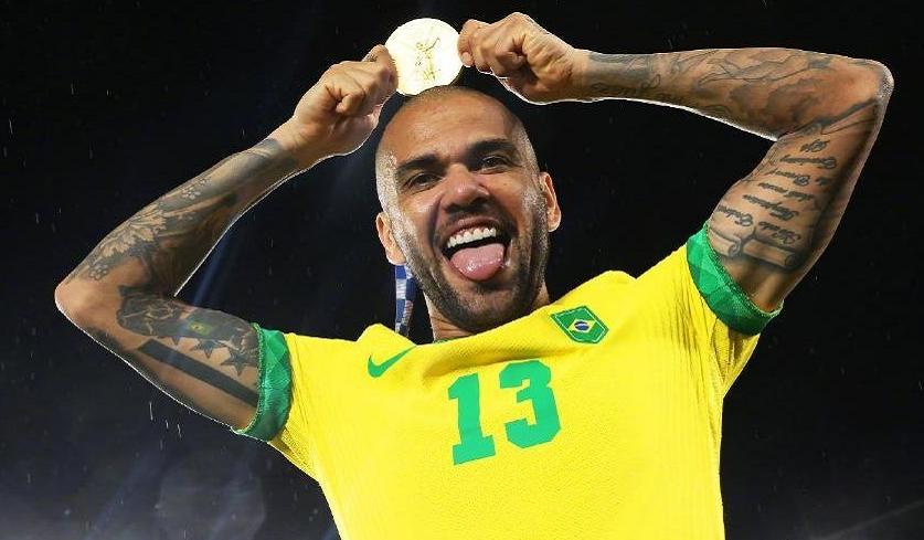 巴西男足夺冠拒穿中企赞助领奖服,巴西男足不领奖不穿中国服