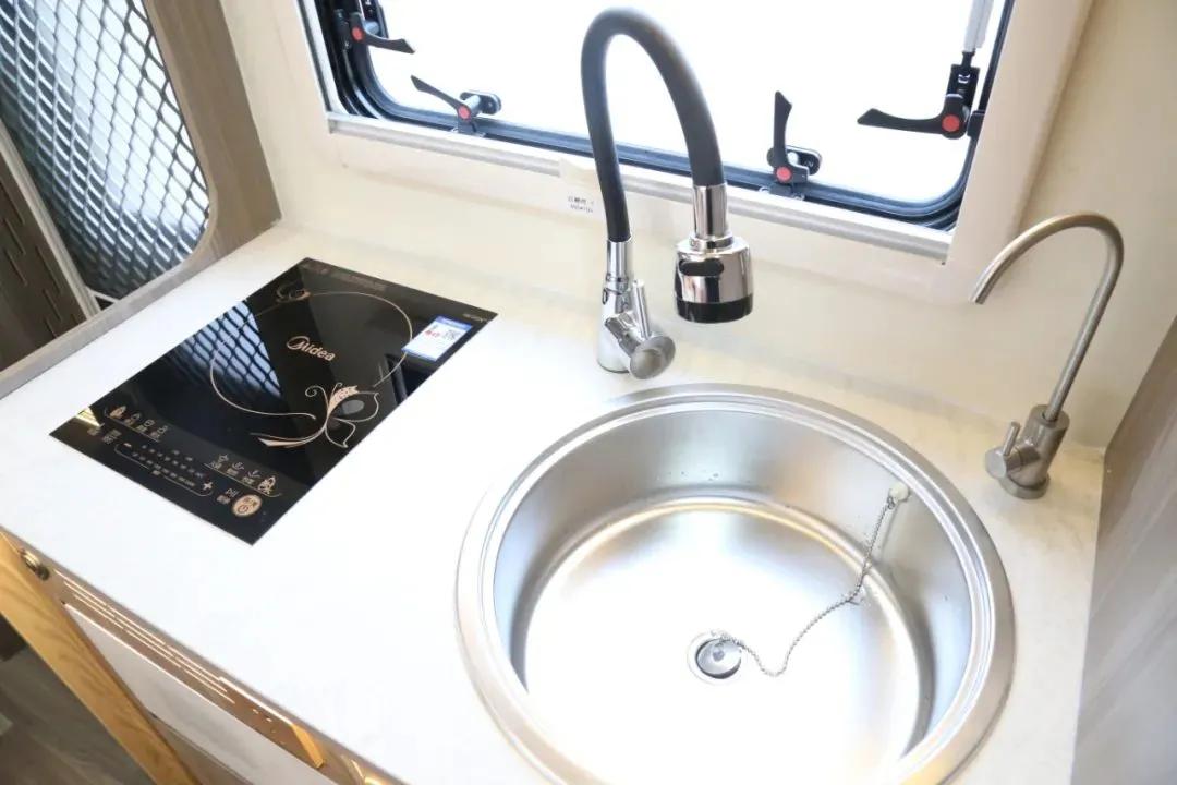 新飞上汽跃进h300旗舰房车多少钱,新飞轻卡房车最新款