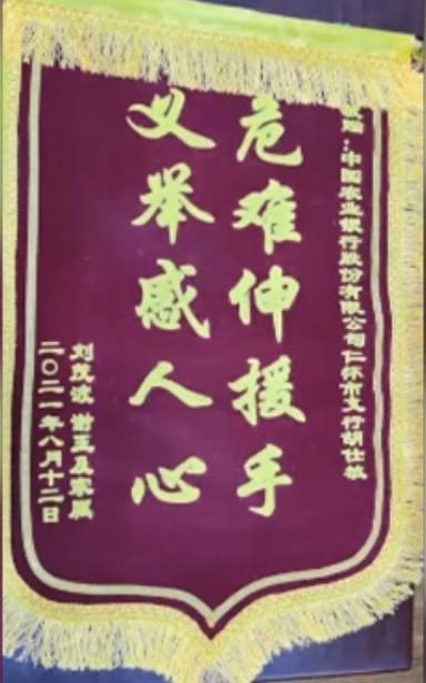 男童喉咙卡异物邻居施救,孩子遭异物卡喉医生15秒救回