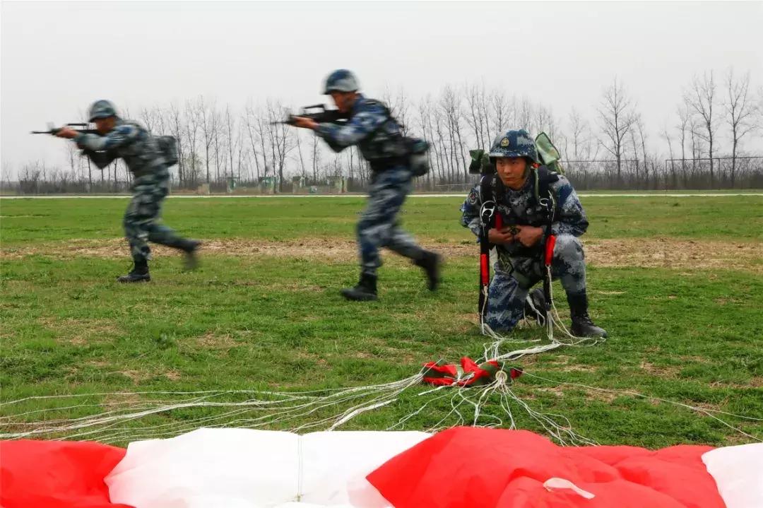 中国空降兵雷神出击,雷神特种兵出击