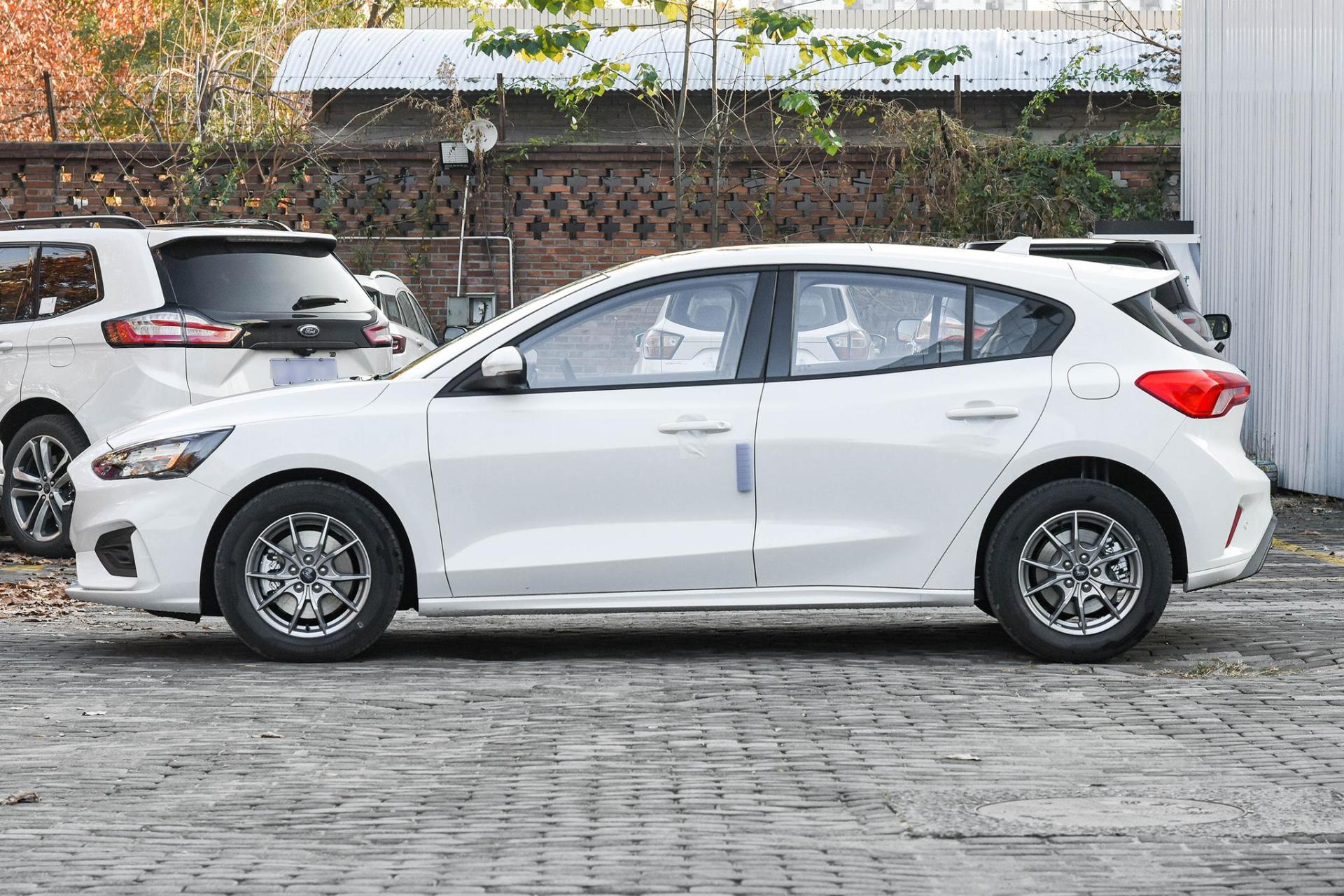 09福克斯1.8t两厢和三厢的区别,福克斯三厢买哪个版本性价比高