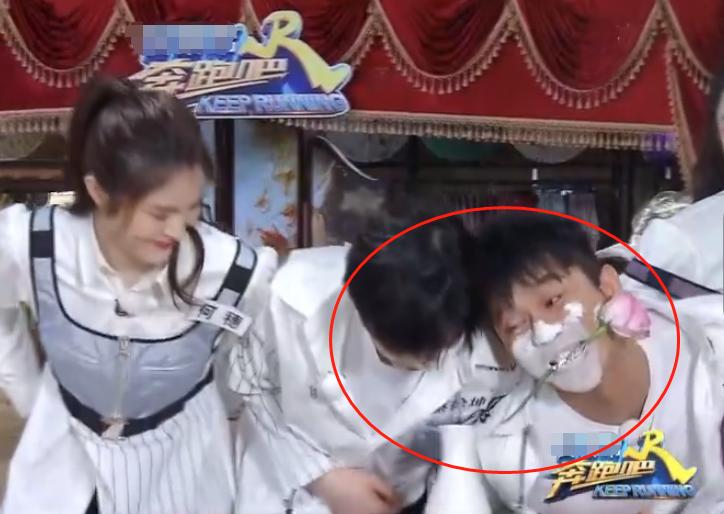 郑恺蔡徐坤抢球,郑恺蔡徐坤爬楼梯